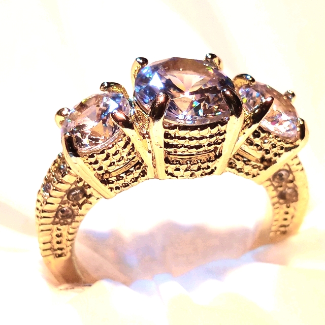 Lovely Gold Ring, White Sapphire.